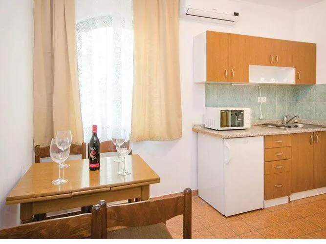 Iovo - Basic Two Bedroom A3 Apartment Trogir